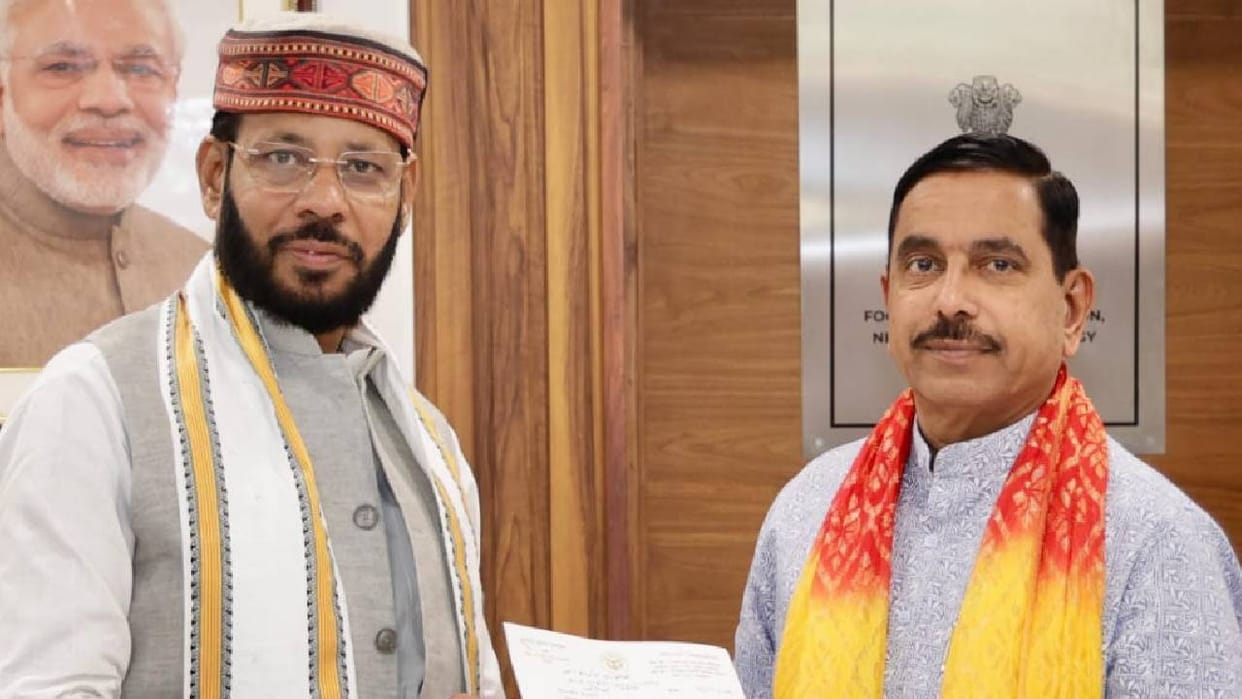 UP: Demand to increase storage capacity and maize procurement targets; Manoj Pandey meets Union Food Minister.