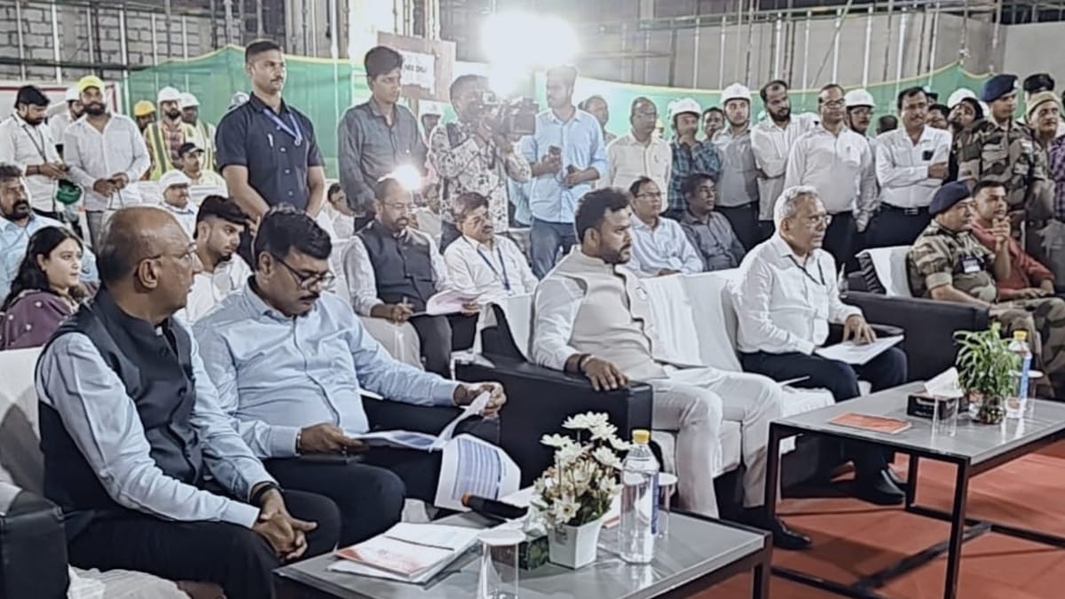 UP: देश की पहली हब एंड स्पोक विमान सेवा से पहले काशी पहुंचे केंद्रीय विमानन मंत्री, परियोजनाओं की प्रगति परखी