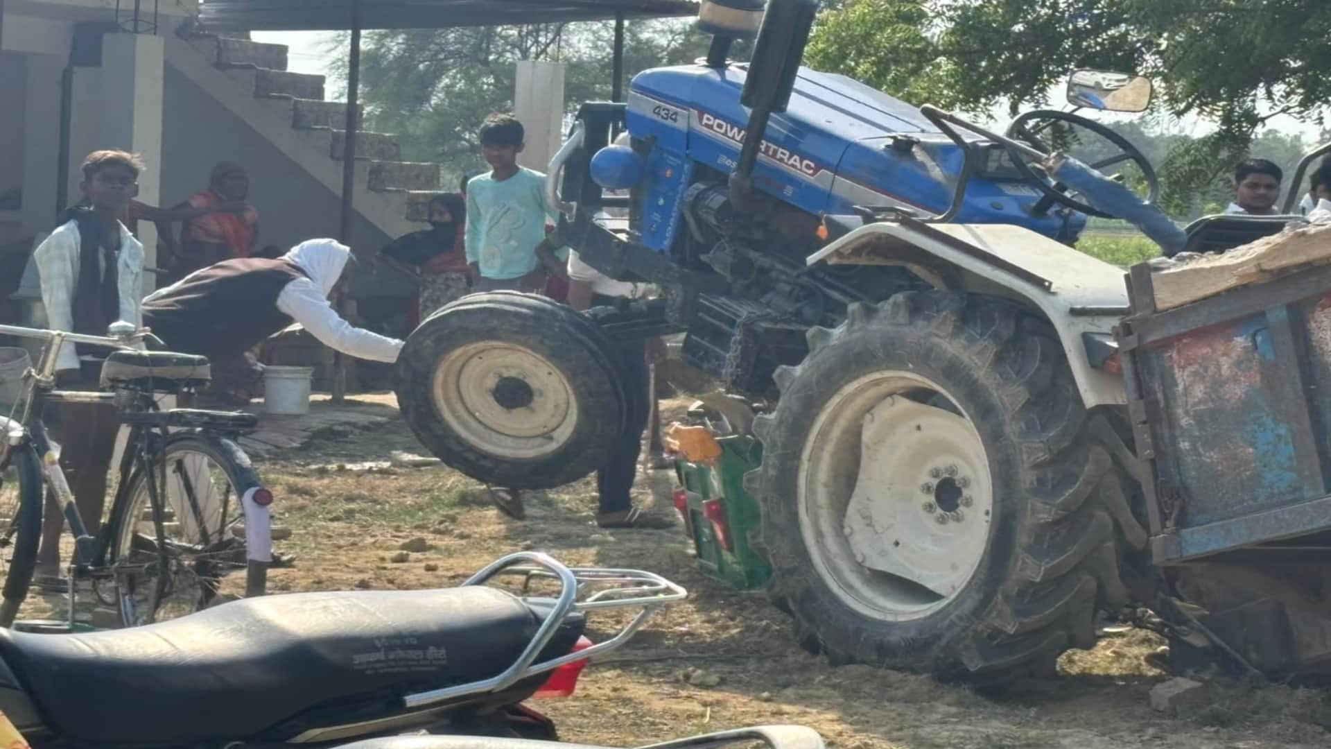 मंझनपुर के सेलरहा में सीएनजी ऑटो और ट्रैक्टर में जोरदार भिड़ंत हो गई।