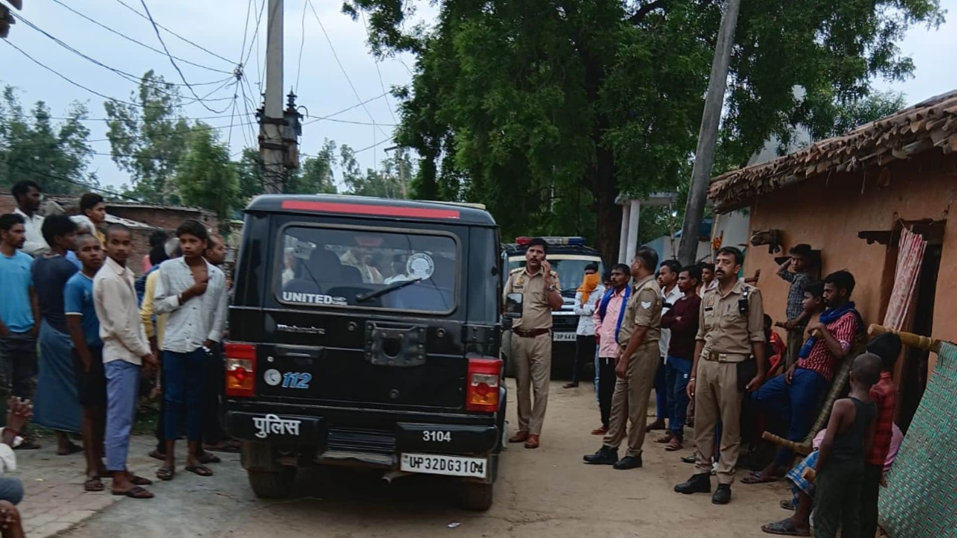 मौके पर छानबीन करती पुलिस