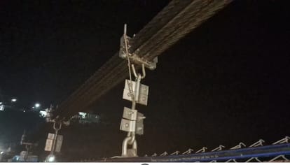 suspension bridge connecting Omkareshwar-Mamleshwar is closed, gate locked due to breaking of loading wire
