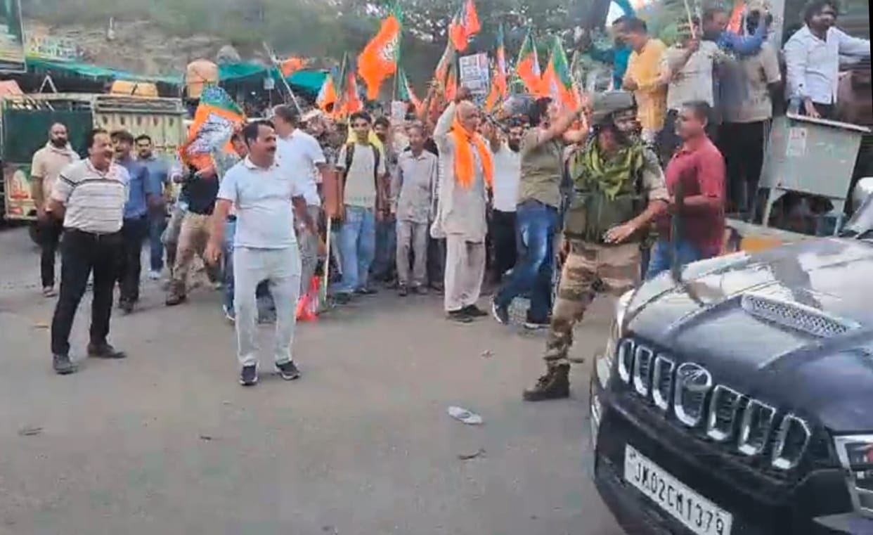 deputy cm ke daure se pehle nekan bhajpa karyakarta bhide, police ne sambhala morcha 81 NC and BJP workers cla