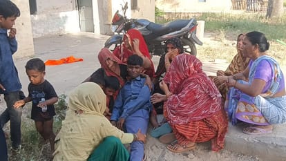 परिजन विलाप करते हुए