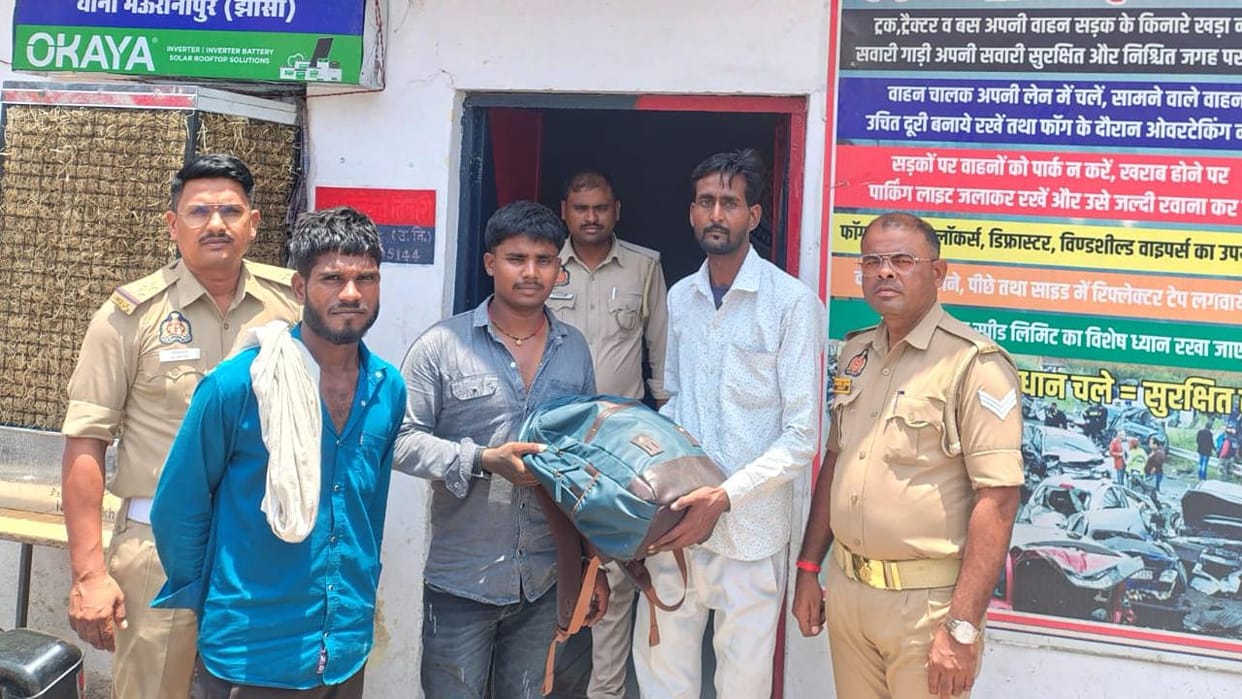 Jhansi: Police found a bag left behind in an auto-rickshaw within just an hour of receiving the information.