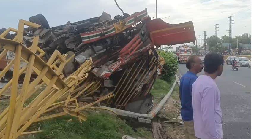 Roadways Bus Overturns After Wheel Comes Off on Agra-Mathura Highway, Eight Seriously Injured