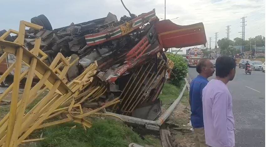 Roadways Bus Overturns After Wheel Comes Off on Agra-Mathura Highway, Eight Seriously Injured