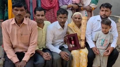 पति रघुपति सिंह को मरणोपरांत पद्मश्री सम्मान मिलने के बाद गांव पहुंची  प्रेमवती का हुआ स्वागत