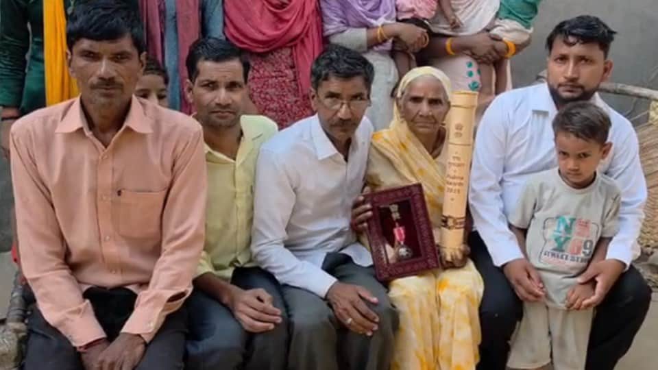 Moradabad: Premvati arrives in her village after receiving the Padma Shri; welcomed in Samathal