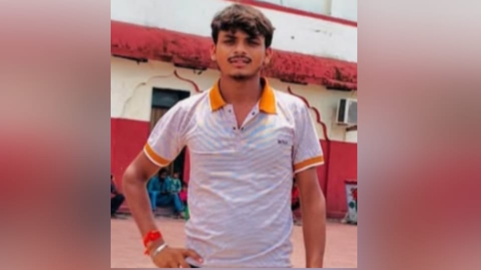 Meerut: A pickup truck hit four friends riding a single bike; instead of seeking medical treatment