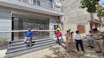 सीलिंग की कार्रवाई करती टीम।