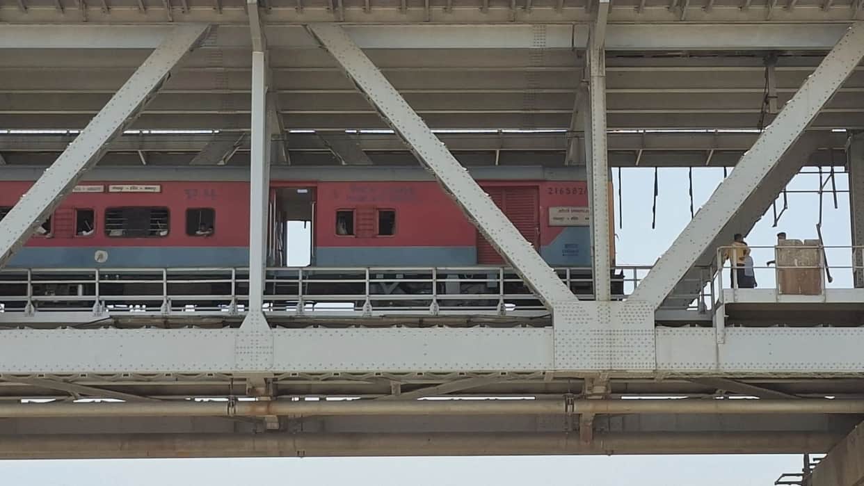 Power-line-snaps-Rajendra-Setu-Maurya -Express-stranded-bridge