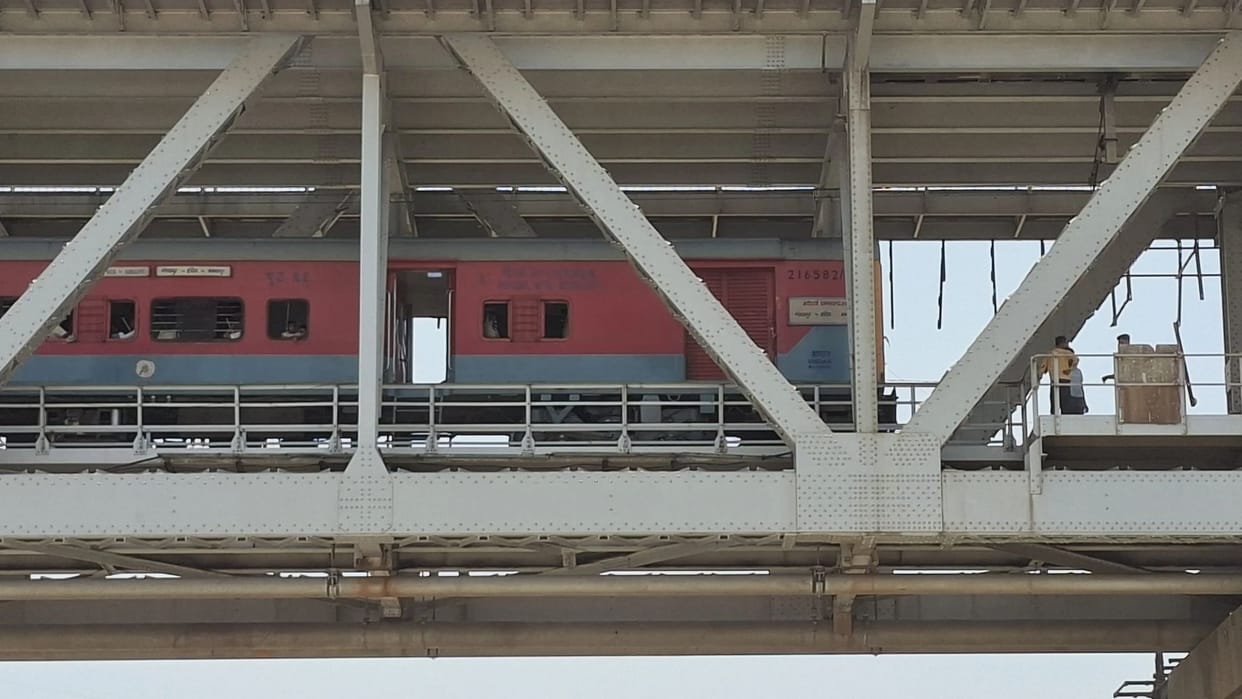 Power-line-snaps-Rajendra-Setu-Maurya -Express-stranded-bridge