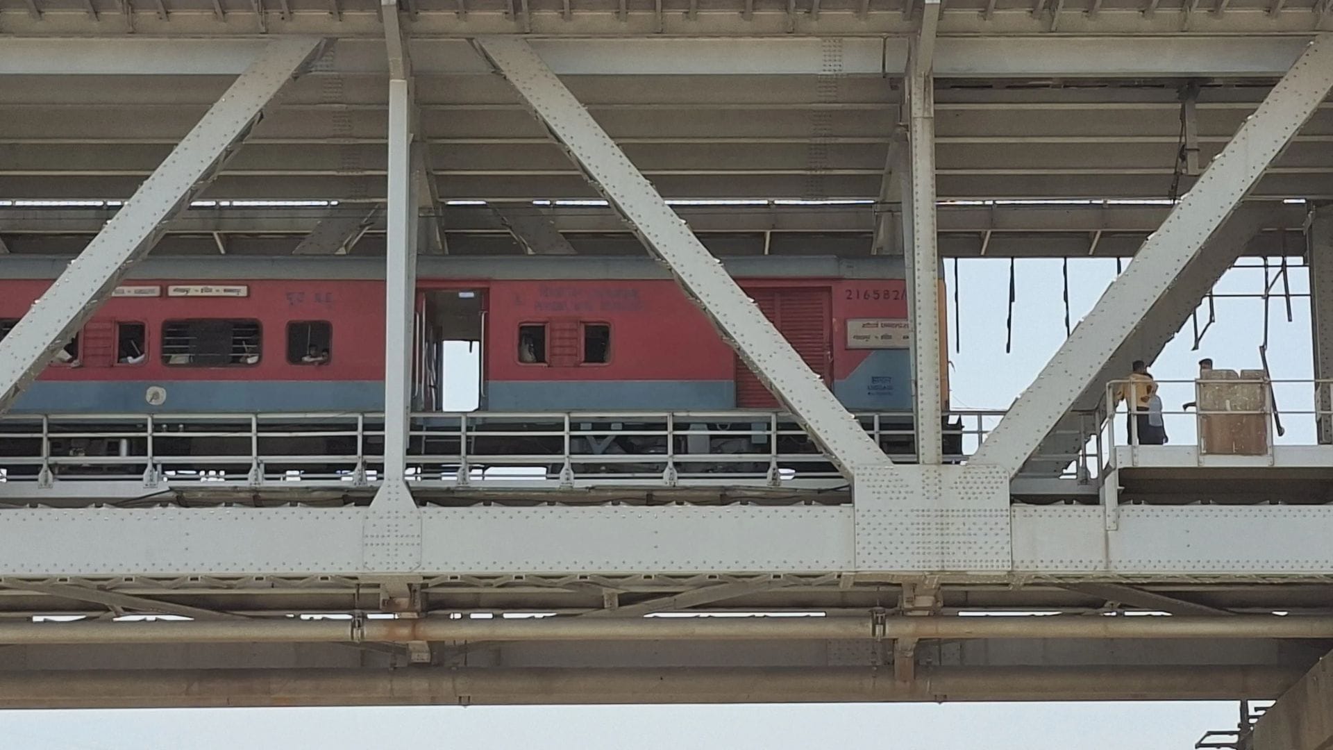 तार टूटने से ट्रेन परिचालन बाधित