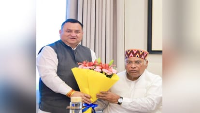 विनय कुमार ने कांग्रेस के राष्ट्रीय अध्यक्ष मल्लिकार्जुन खरगे से की भेंट।