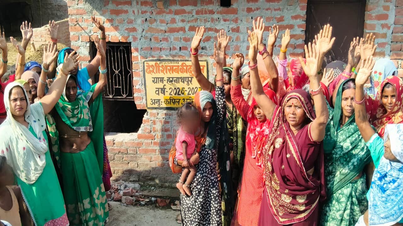 दुकान के बाहर प्रदर्शन करतीं महिलाएं