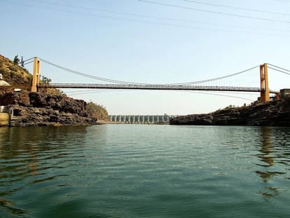 suspension bridge connecting Omkareshwar-Mamleshwar is closed, gate locked due to breaking of loading wire
