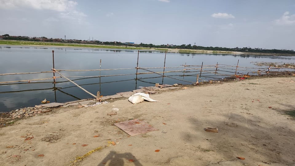 Municipal Corporation has installed barricades at Yamuna ghats