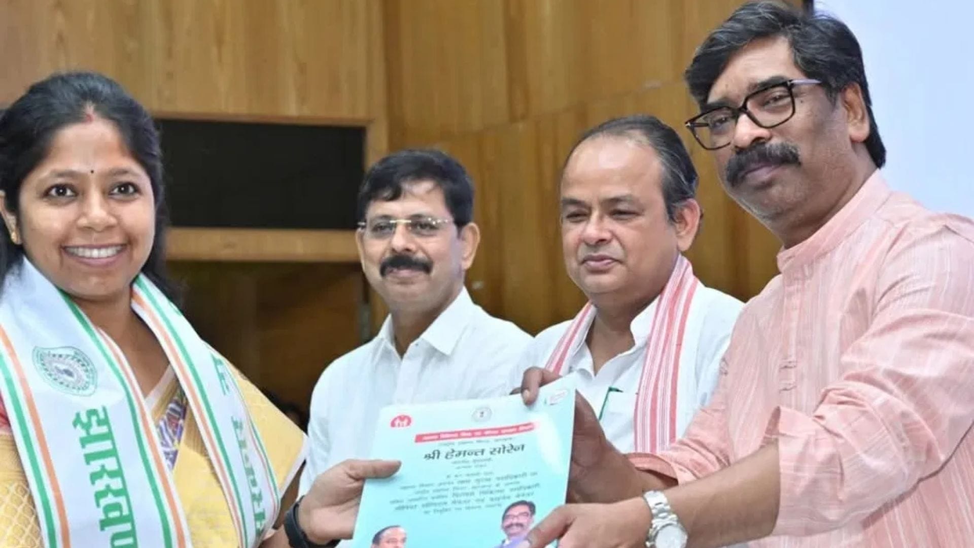 युवाओं को नियुक्ति पत्र देते सीएम हेमंत सोरेन