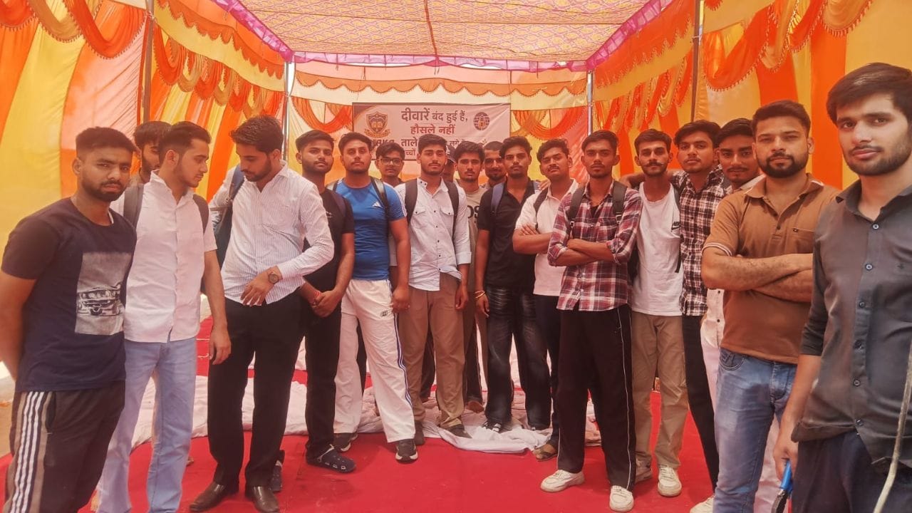 50 से अधिक छात्र खुले मैदान में कर रहे पढ़ाई