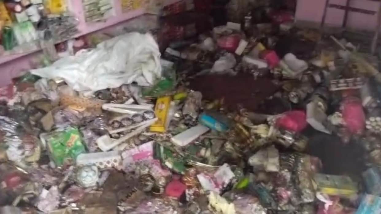 Jhansi: Fire breaks out at a cosmetic warehouse; prompt action by locals averts a major disaster.