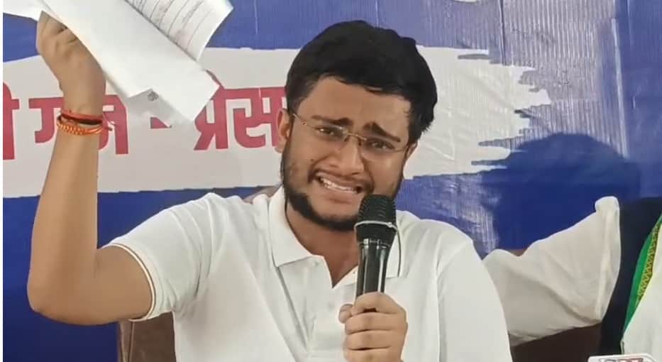 पूर्व जिला टॉपर लक्ष्य मिश्रा अपनी बात रखते हुए भावुक हुए