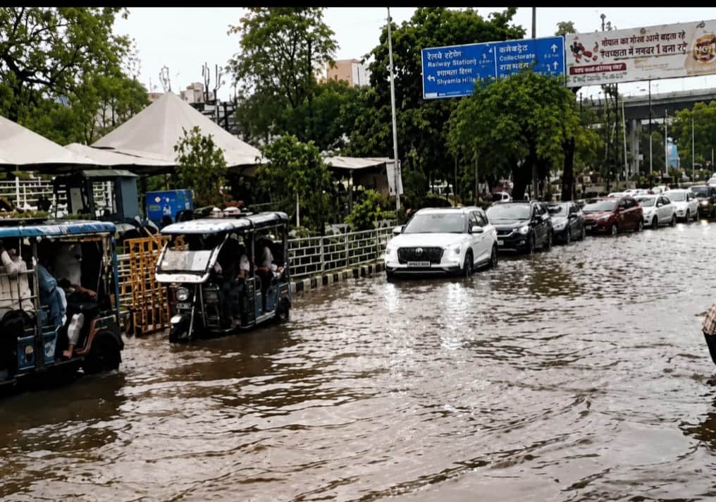 भोपाल की सड़कों में बारिश के दौरान पानी भाराव