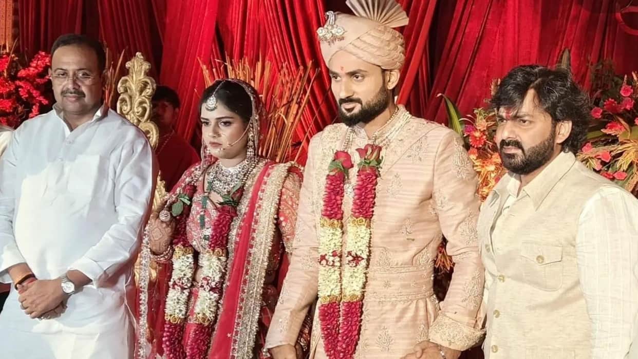 Cricketer Akashdeep and Akshita tie knot in Kashi Dhirendra Shastri and Rambhadracharya connect via video cal