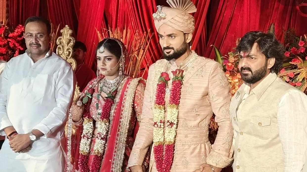 Cricketer Akashdeep and Akshita tie knot in Kashi Dhirendra Shastri and Rambhadracharya connect via video cal