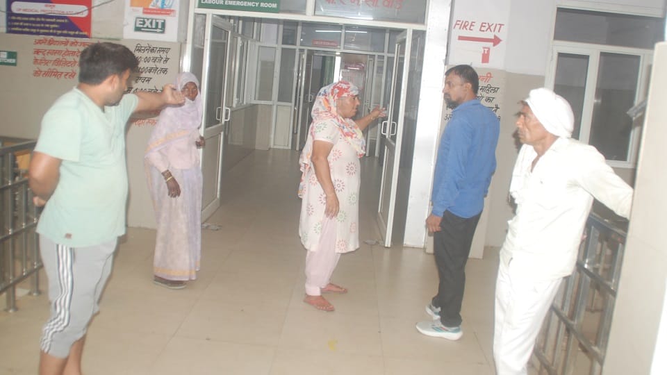 Baghpat: Pregnant woman writhed in pain at the women's hospital as no doctor or nurse was available