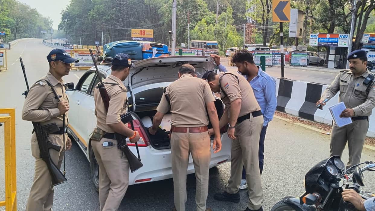 Dehradun Police Checking Drive After Bomb Threat to Police Stations Alert Uttarakhand news in hindi