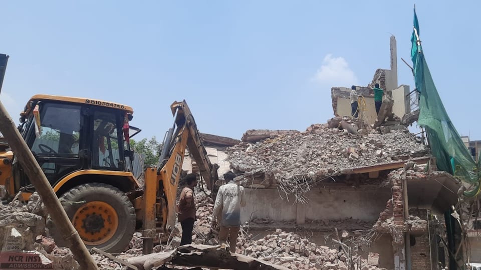Three-storey building collapses in Mehrauli DELHI several people feared trapped; police officials at the scene