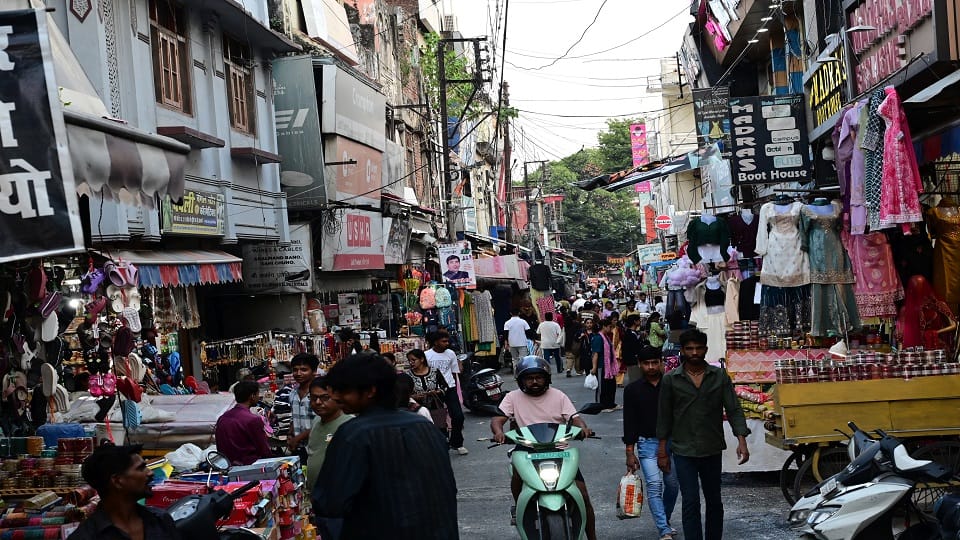 Illegal parking has narrowed the internal roads of the Haldwani market