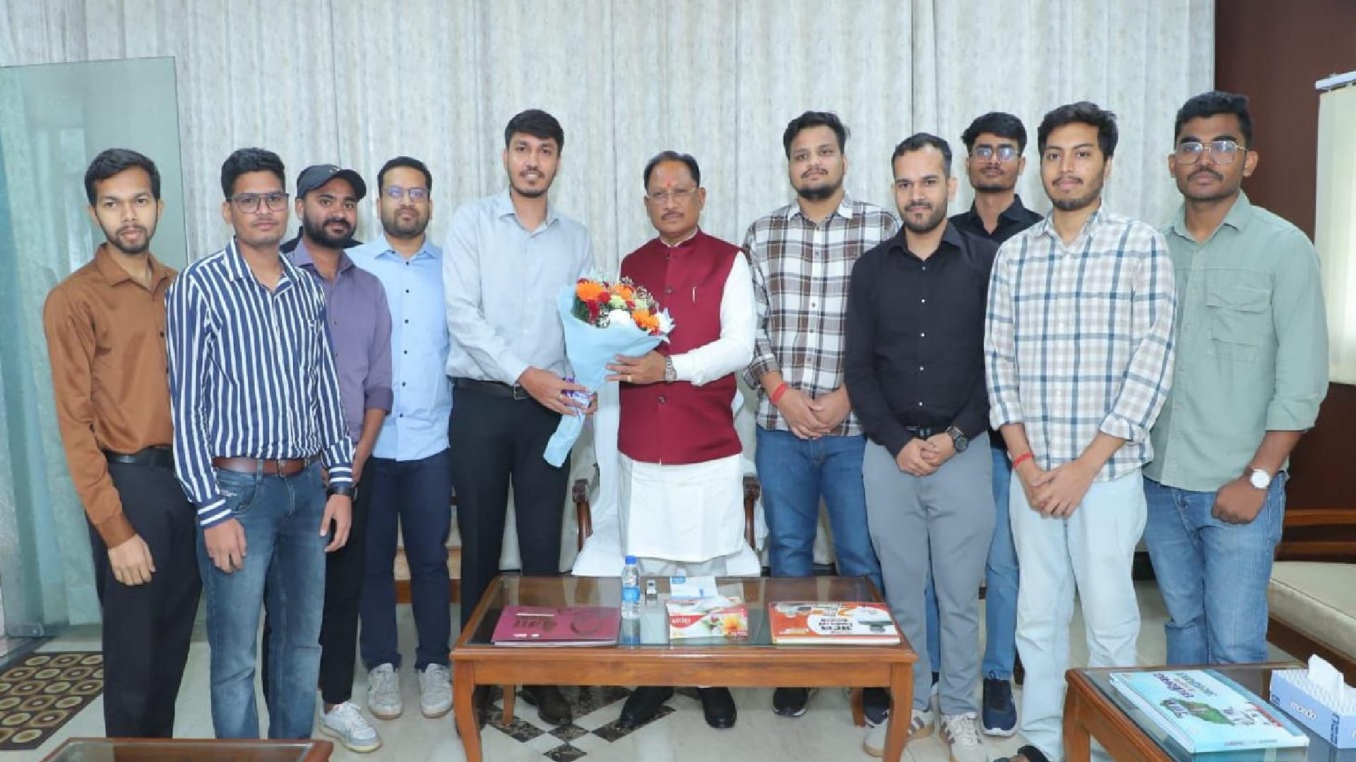 सीएम साय ने यूपीएससी प्रारंभिक परीक्षा में सफल ट्राइबल यूथ हॉस्टल के विद्यार्थियों से की मुलाकात