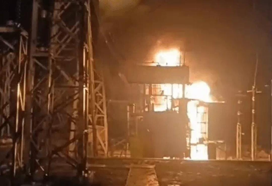 Fire breaks out at electricity distribution company's power station in Indore; fire brigade extinguishes it.