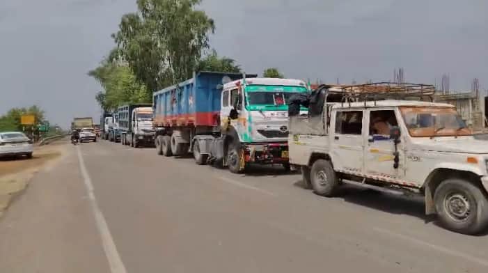 Hamirpur Crackdown on overloading causes a stir driver flees after dumping cargo on Betwa Bridge