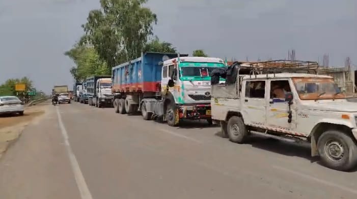 Hamirpur Crackdown on overloading causes a stir driver flees after dumping cargo on Betwa Bridge