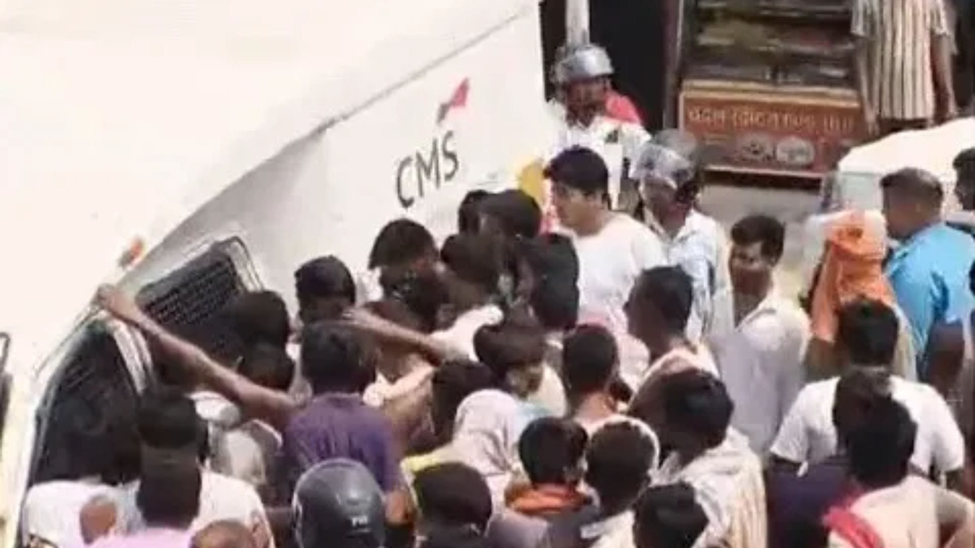 मौके पर मौजूद लोगों की भीड़