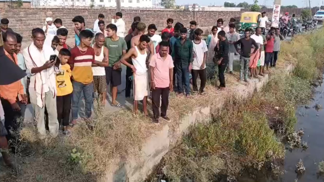 Man murdered by having his throat slit body dumped in canal in chandauli
