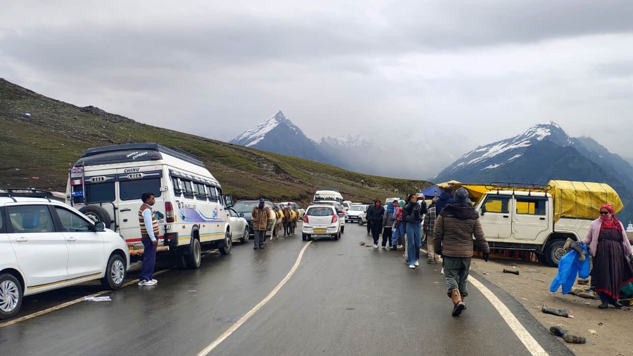kullu manali summer tourism season 5000 vehicles daily hotels 90 percent occupancy