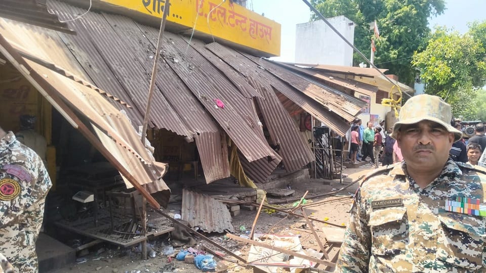 agra Municipal Corporation team removes encroachment