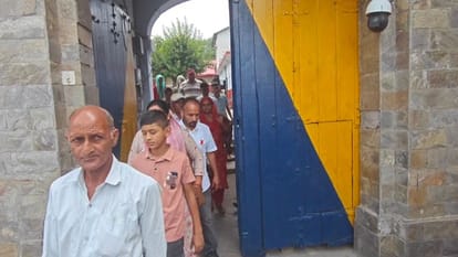 नूरपुर के निजी स्कूलों में छात्र की पिटाई मामले में थाने पहुंचे परिजन।