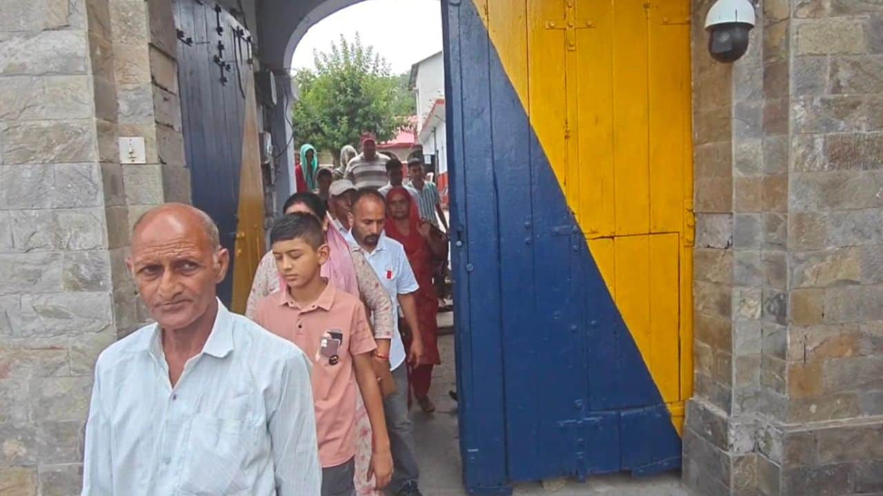 नूरपुर के निजी स्कूलों में छात्र की पिटाई मामले में थाने पहुंचे परिजन।