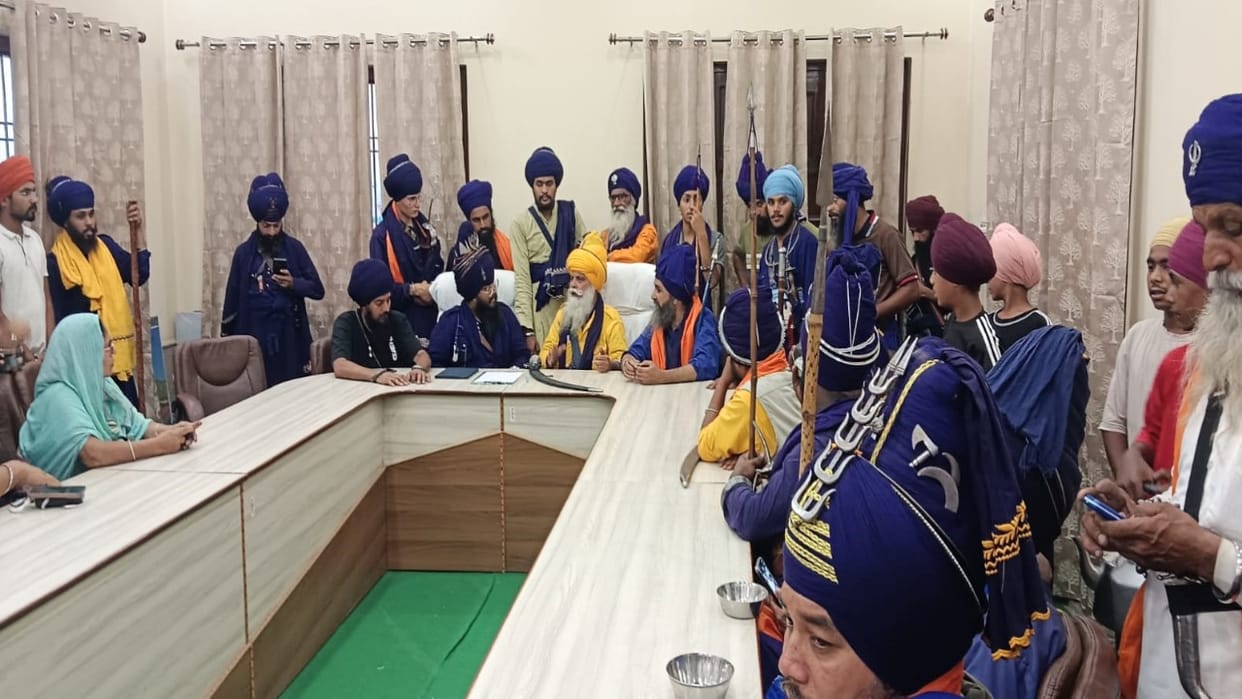 Nihangs arrive in Paonta Sahib; high alert at the Kulhal barrier on the Uttarakhand-Himachal border.