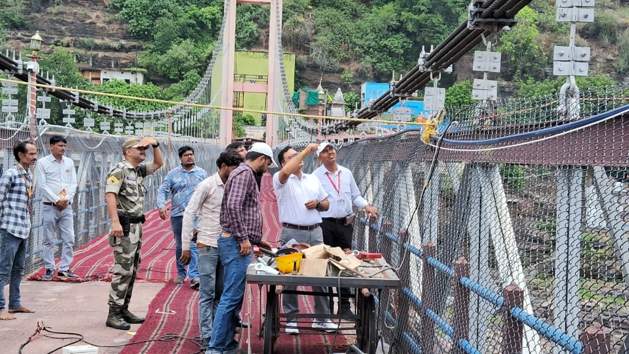Repairs underway on Omkareshwar's suspension bridge; may resume tomorrow