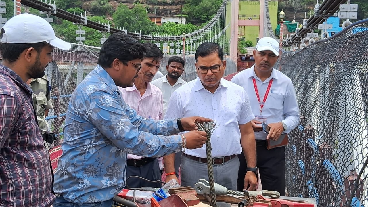 Repairs underway on Omkareshwar's suspension bridge; may resume tomorrow
