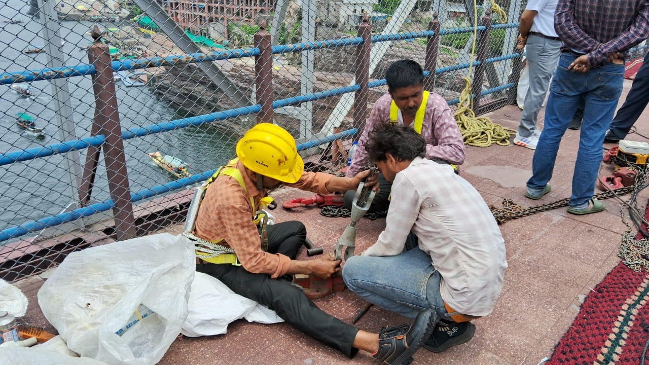 Repairs underway on Omkareshwar's suspension bridge; may resume tomorrow