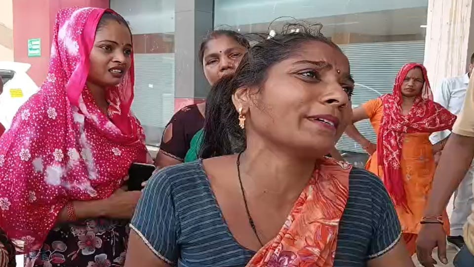 मातम मनाते परिजन