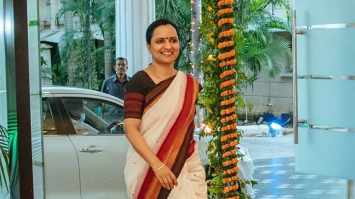 Politics: कौन हैं पूर्व आईएएस सुजाता कार्तिकेयन? जिन्होंने थामा बीजेडी का हाथ; नवीन पटनायक ने दिलाई सदस्यता