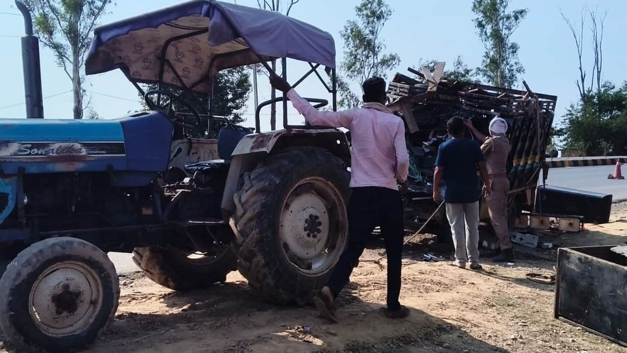 DJ loaded Magic van rams into stationary vehicle from behind in Sonbhadra two dead