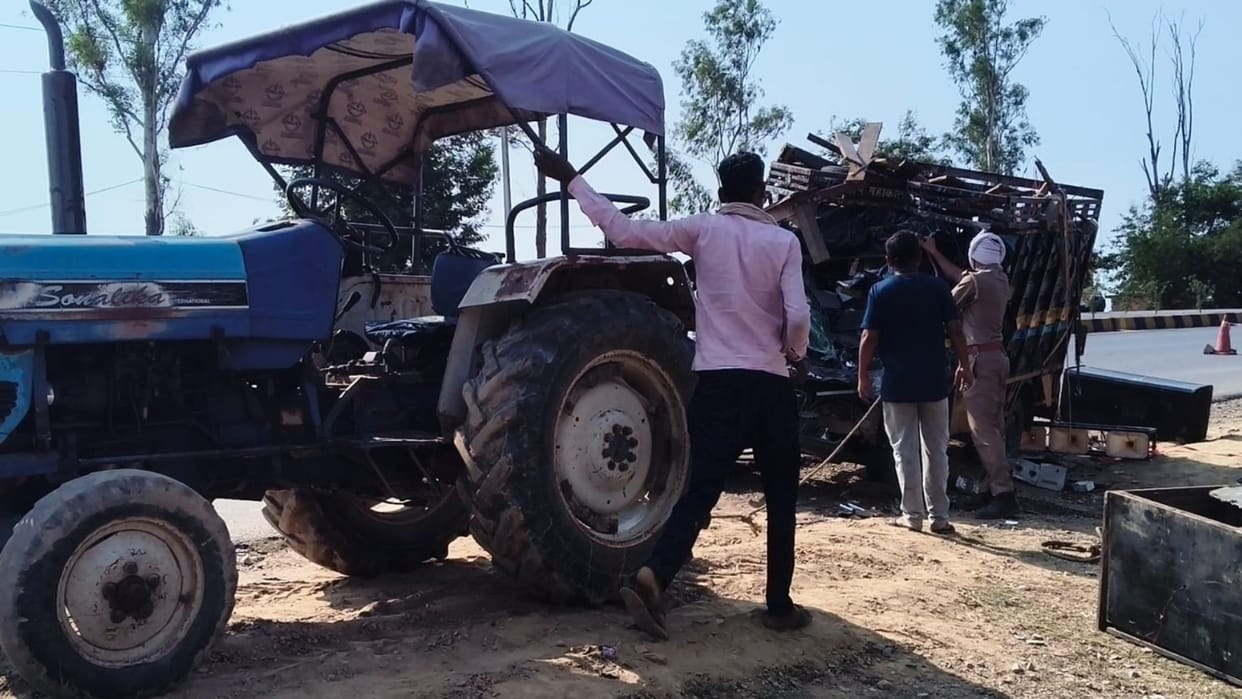 DJ loaded Magic van rams into stationary vehicle from behind in Sonbhadra two dead